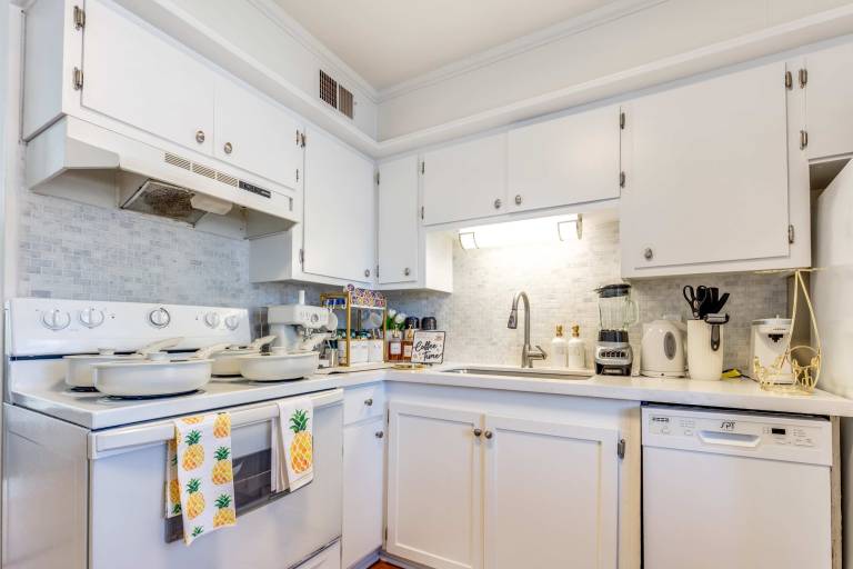 The Homestead Luxury Cozy 2BR Apartment in Nacogdoches Near SFA University and Downtown Pet Friendly Business Ready Extended Stays Welcome with Self Check In High Speed WiFi Full Kitchen In Unit Laundry Private Parking and Quiet Comfort — photo 3