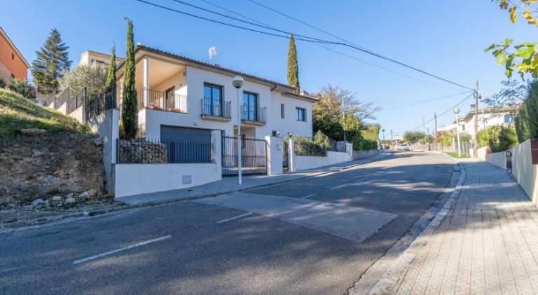 Villa with pool in Figueres
