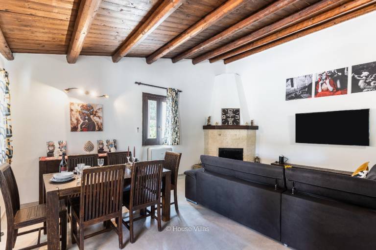 Holiday apartment with terrace, private pool & yard — photo 3