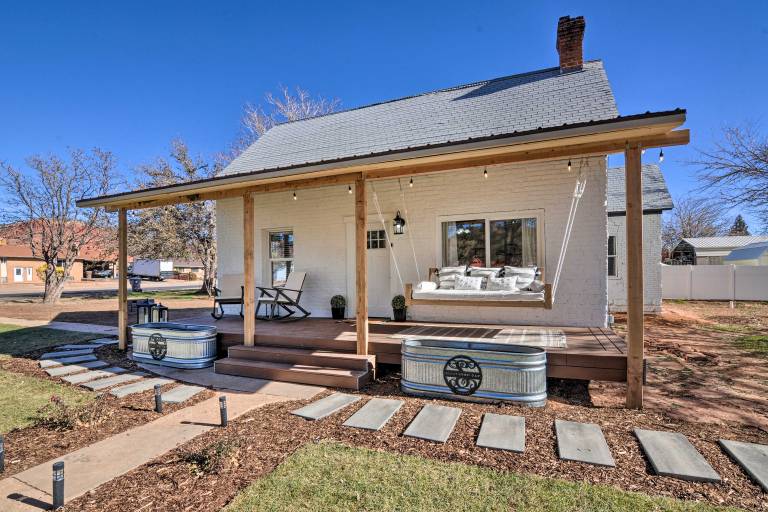 Modern Kanab Home: Fire Pit, Red Rock Views! — photo 2