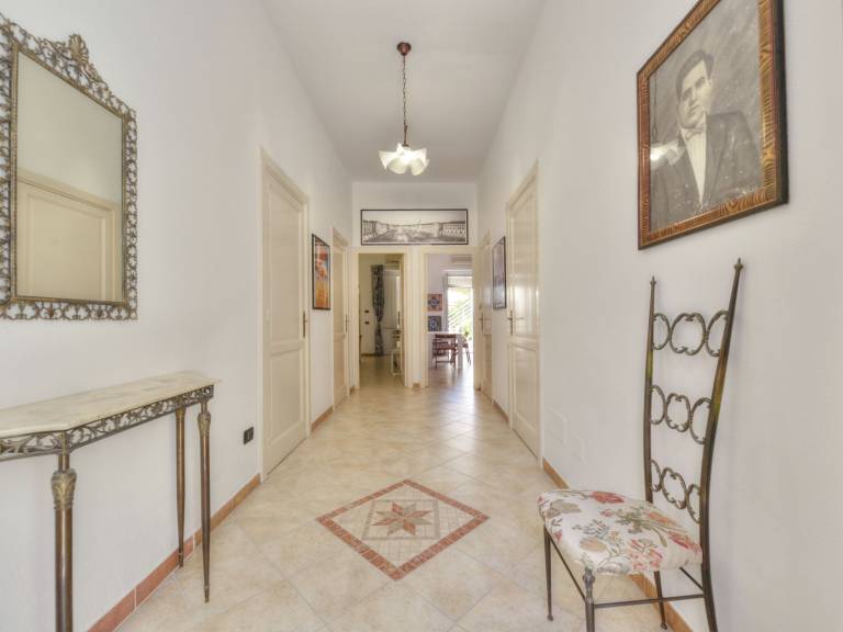 Family-friendly lovely villa with barbeque, yard & private pool | Pets allowed — photo 5