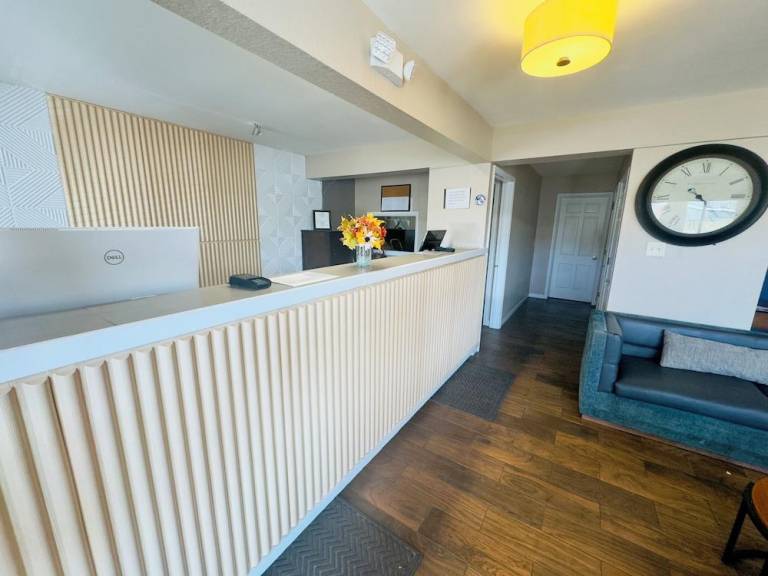 Deluxe Inn & Suites — photo 2