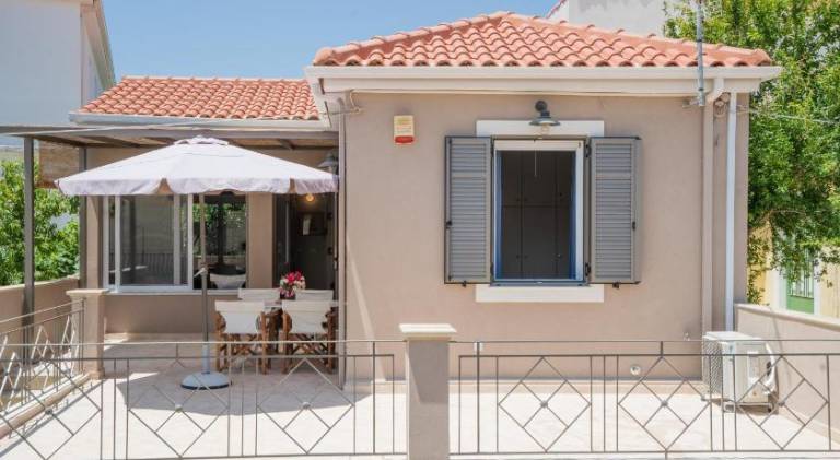 House with patio — photo 4