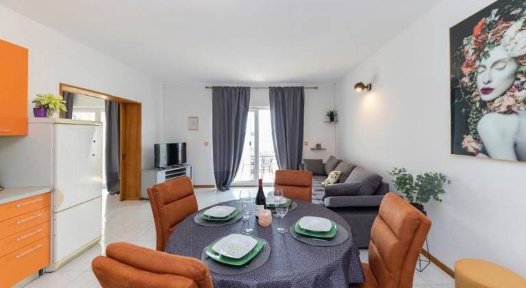 Apartment with terrace — photo 4
