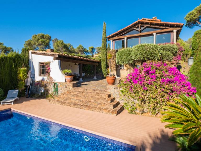 House with private pool & yard — photo 3