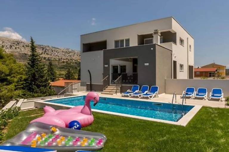 Villa with sauna, yard & jacuzzi in Podstrana