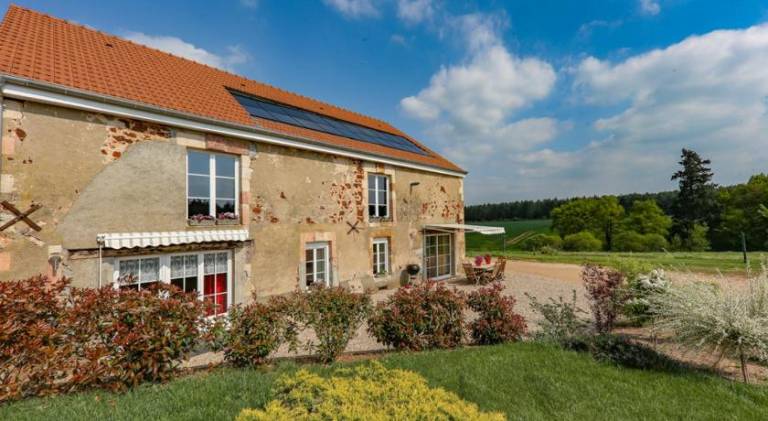 Vacation home with private pool, patio & yard | Pets are welcome in Montlucon
