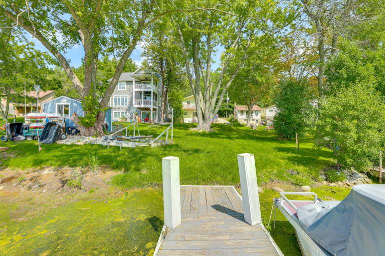 Spacious Getaway w Boat Dock in East Troy