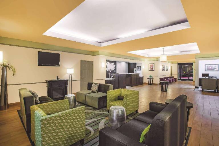 La Quinta Inn & Suites by Wyndham Beaumont West — photo 3