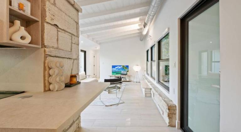 House with jacuzzi — photo 3