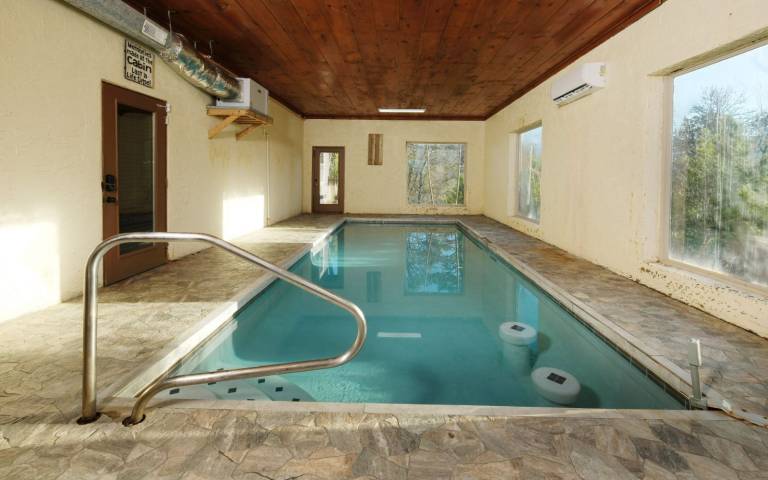 Cabin with hot tub, private pool & barbeque | Mountain view in Pigeon Forge, TN