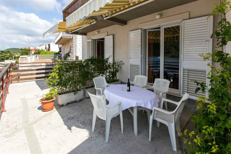 Holiday apartment with terrace | Water view — photo 2