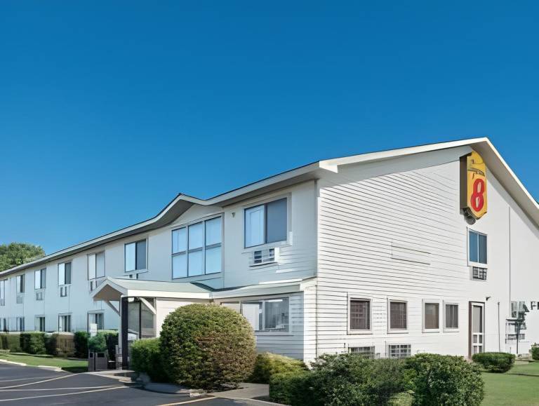 Super 8 By Wyndham Du Quoin in Du Quoin, IL