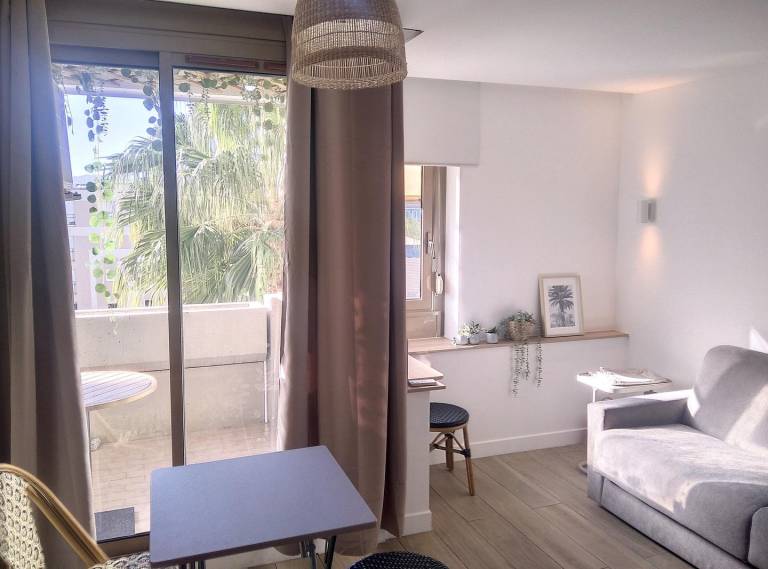 Holiday apartment with patio & garden in Antibes