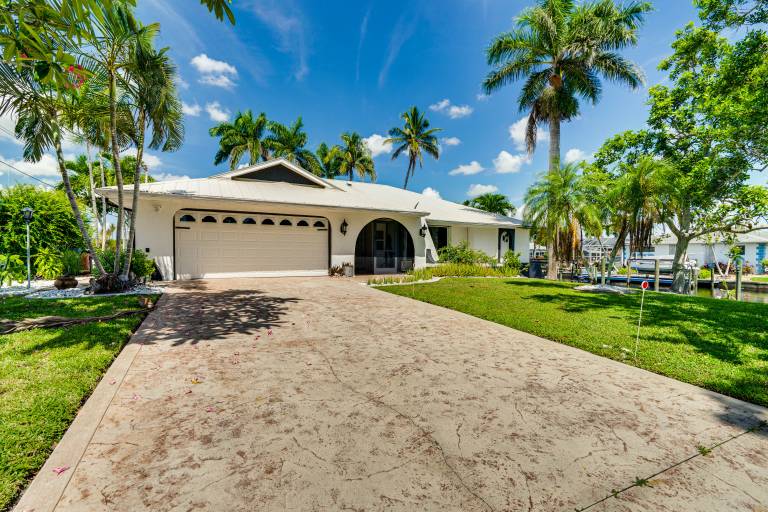 Canal-Front Gem w/ Lanai & Dock in Cape Coral — photo 4