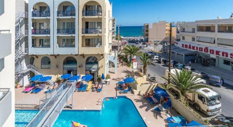Holiday apartment with patio & pool | Perfect for remote work — photo 3