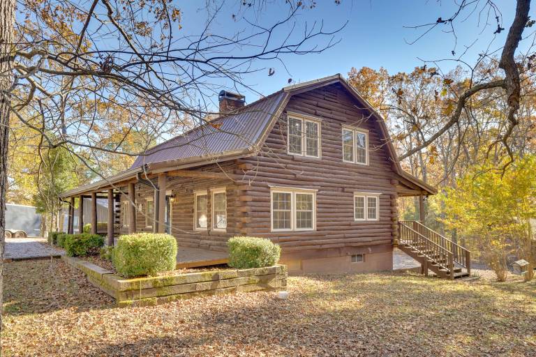 Kentucky Lake Access! Family Log Cabin w/ Deck — photo 2