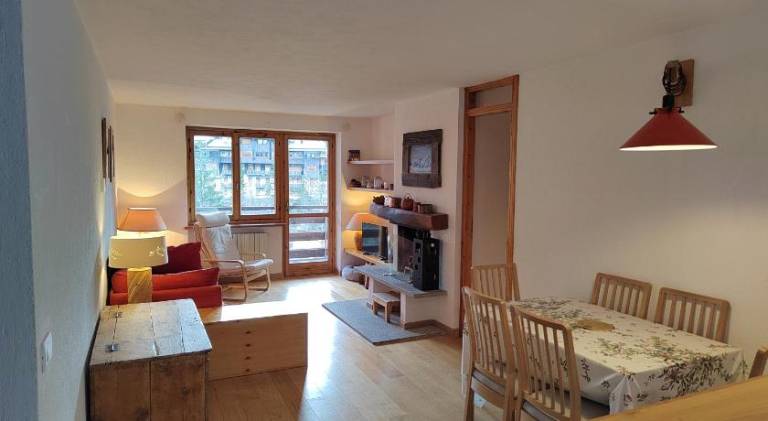 Apartment with yard & patio — photo 3