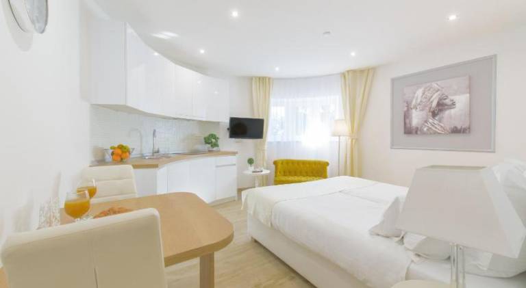 Apartment with BBQ, garden & patio in Split