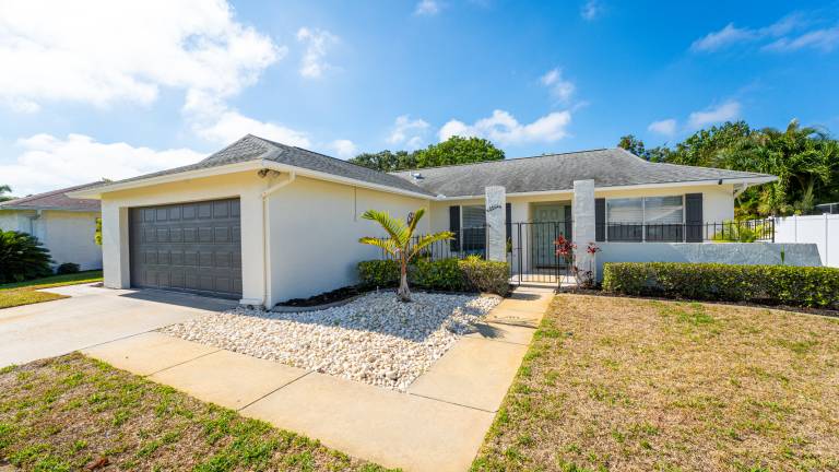 Vacation home with barbecue, yard & private pool — photo 4