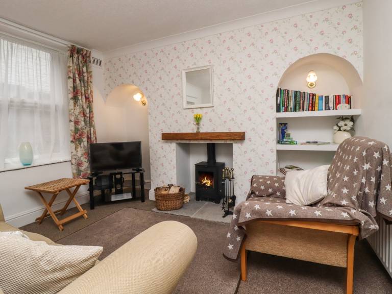 Pleasant cottage with yard | Pet-friendly — photo 3