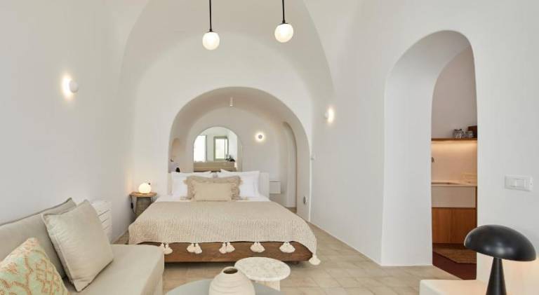 Thiro Bliss Villa with private jacuzzi in Santorini