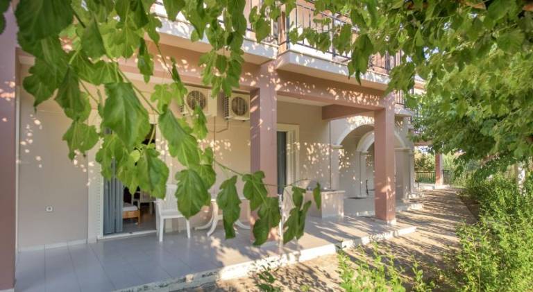 Rental apartment with patio, yard & barbecue — photo 4