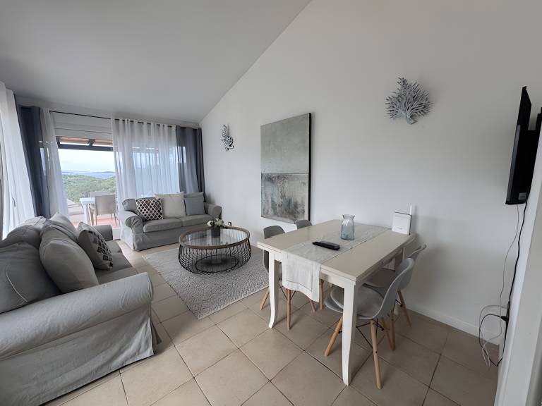 Apartment 'Appartamento Sea View' with Shared Pool, Private Terrace and Air Conditioning — photo 3
