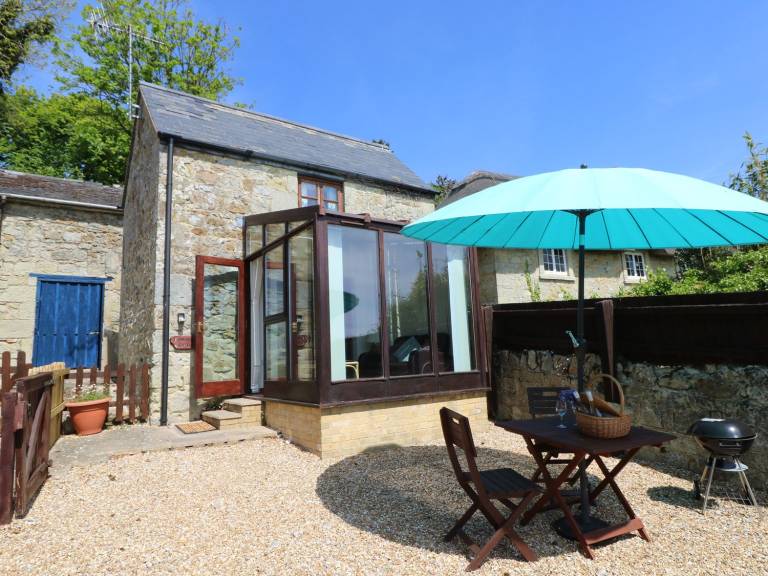 Cottage with yard & grill | Beach view in Ventnor