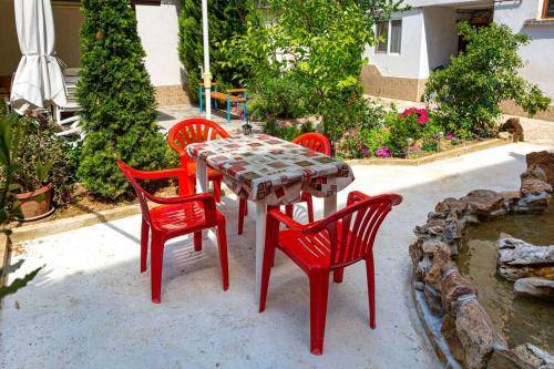 Rental apartment with terrace & yard — photo 2
