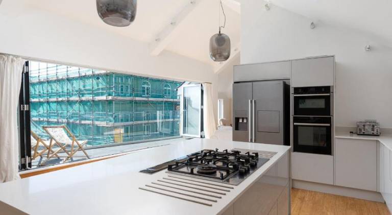 Stunning new 4 bed Penzance town Loft with parking — photo 3
