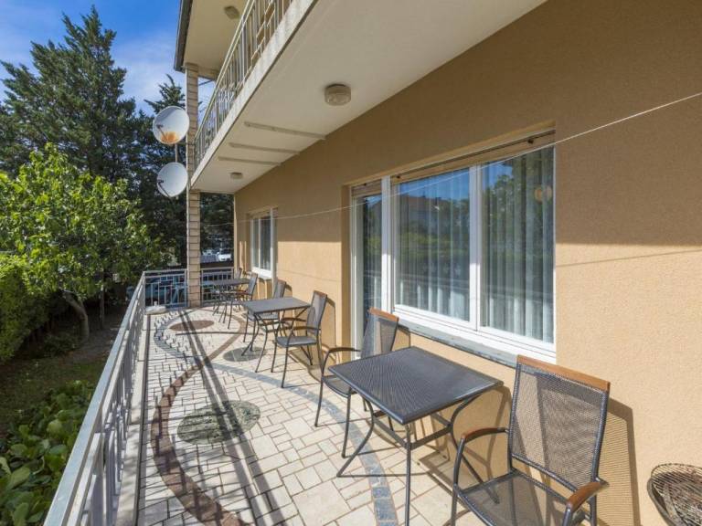 Apartment with terrace, garden & grill | Garden view in Crikvenica
