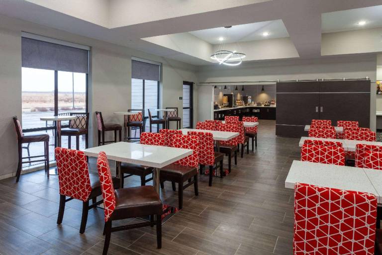 La Quinta Inn & Suites by Wyndham Coralville Iowa City — photo 3