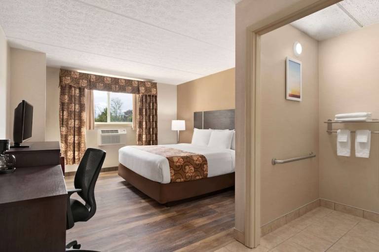 Days Inn by Wyndham Airport Maine Mall