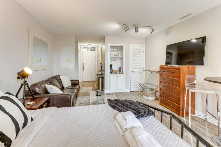 8 Mi to Traverse City Bayside Couple’s Retreat