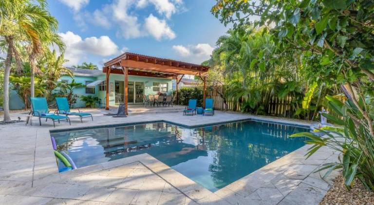 Fun Family-Friendly Poolside Escape Near Beach — photo 3
