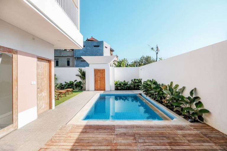 Canggu 3BR Villa with Big Pool close to gyms in Canggu