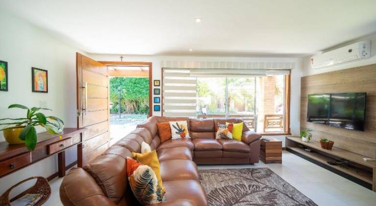 Vacation home with pool — photo 4