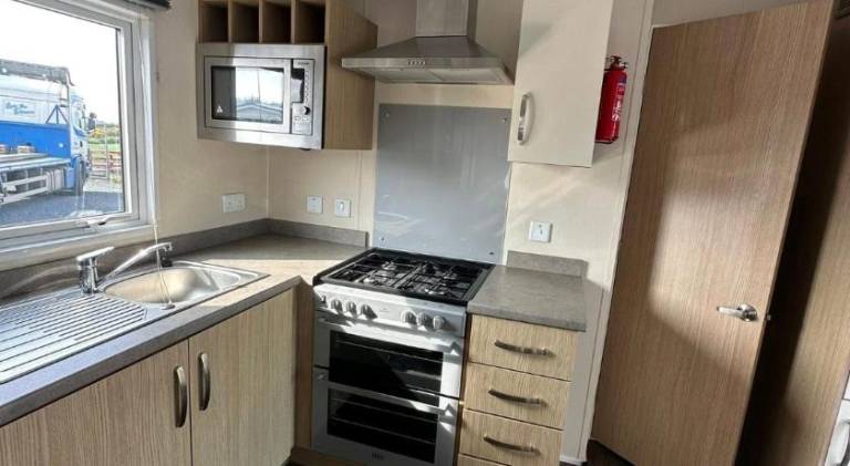 Seascape - caravan next to Fantasy Island Ingoldmells, 2 dogs max - East Coast Holidays — photo 3