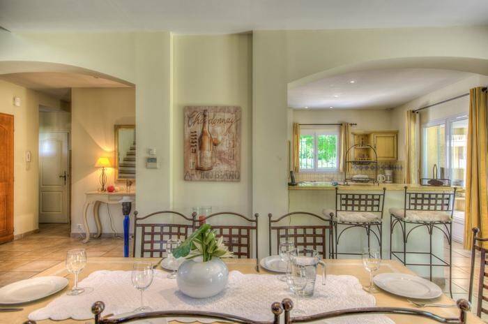 Villa with grill, terrace & garden | City view — photo 5