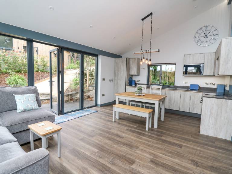 Cottage with hot tub & garden | Beach view — photo 4