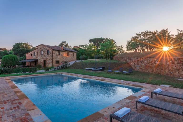 Villa with grill, private pool & yard | Perfect for remote work — photo 2