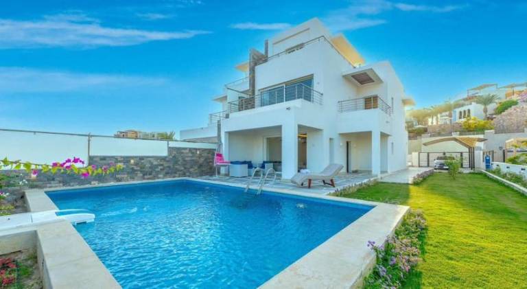 Villa with hot tub & pool — photo 5