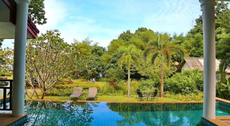 Villa with pool — photo 4