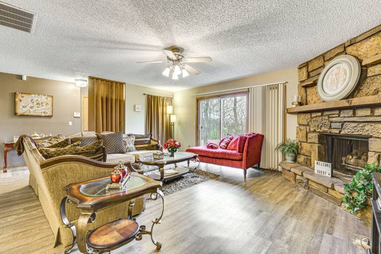 3 Mi to Downtown Tulsa Cozy Retreat