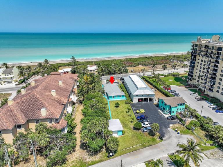 Renovated Beach Villa: 350ft to Ocean, Walk to Inlet & Jetty - 2BR/2BA Near Downtown Fort Pierce — photo 2