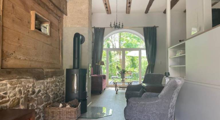 Rental apartment with garden, BBQ & patio in Muellheim