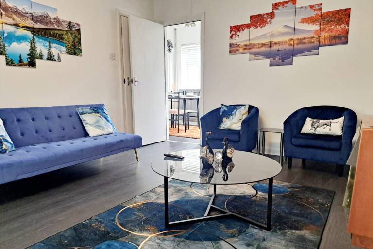 2 Bedroom House in Leeds Sleeps 5 WiFi Parking