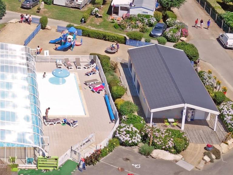 Mobile home with patio & heated pool — photo 3