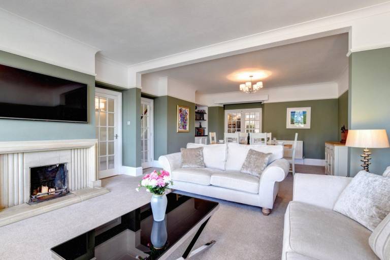 Cottage with terrace & yard | Water view — photo 4